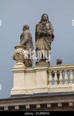 Statue des deutschen Komponisten Georg Friederich Händel nach einem Entwurf des österreichischen Bildhauers Johann Rathausky (1884) auf dem Dach des Rudolfinums in Staré Město (Altstadt) in Prag, Tschechische Republik. Stockfoto