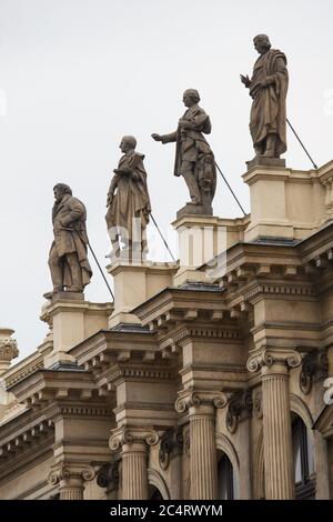 Statuen deutscher Komponisten auf dem Dach des Rudolfinums in Staré Město (Altstadt) in Prag, Tschechische Republik. Der deutsche Komponist Franz Schubert nach Entworfen vom österreichischen Bildhauer Josef Lax (1884), der deutsche Komponist Carl Maria von Weber nach Entworfen vom tschechischen Bildhauer Tomáš Seidan (1884), Von links nach rechts sind der deutsche Komponist Felix Mendelssohn Bartholdy nach dem Entwurf des österreichischen Bildhauers Fritz Meisner (1884) und der deutsche Komponist Robert Schumann nach dem Entwurf des österreichischen Bildhauers Wilhelm Seib (1884) dargestellt. Stockfoto