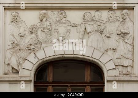 König Wenzel IV. Von Böhmen wird von seinem Hofarzt Sigismund Albicus (Zikmund Albík z Uničova) behandelt, der im Stuckrelief des Jugendstils der tschechischen Bildhauer Eduard Piccardt und František Kraumann auf dem Haus der drei Schwerter (Dům U tří mečů) in der Platnéřská-Straße in Staré Město dargestellt ist (Altstadt) in Prag, Tschechische Republik. Das Gebäude des tschechischen Architekten Emanuel Dvořák wurde 1902 erbaut. Stockfoto