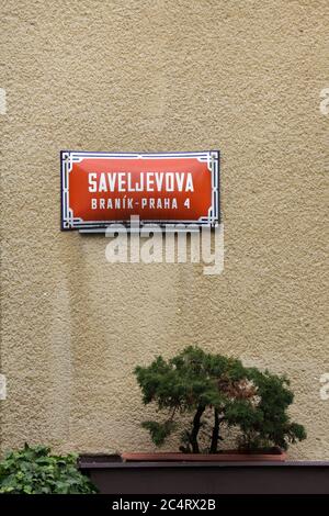 Saveljevova Street. Traditionelle rote Straßenschild in Braník Bezirk in Prag, Tschechische Republik. Die Straße ist nach dem sowjetischen General Michail Saweljew (auch Michail Saweljew geschrieben) benannt, der Kommandant des 5. Garde Panzerkorps der 2. Ukrainischen Front der Roten Armee war, die an der Befreiung von Prag im Mai 1945 während des Zweiten Weltkriegs teilnahm Seine Panzertruppen gehörten zu den ersten Truppen der Roten Armee, die am Morgen des 9. Mai 1945 in Prag einmarschierten. Stockfoto