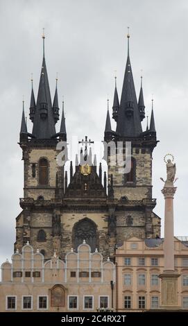 Mariensäule (Mariánský sloup) vor der Kirche Týn (Týnský chrám) auf dem Altstädter Ring (Staroměstské náměstí) in Prag, Tschechische Republik. Die ursprüngliche Säule aus dem Jahr 1652 wurde im November 1918 zerstört, kurz nachdem die Unabhängigkeit der Tschechoslowakei vom österreichisch-ungarischen Reich ausgerufen wurde. Die Kopie der Mariensäule wurde am 4. Juni 2020 an derselben Stelle errichtet. Stockfoto