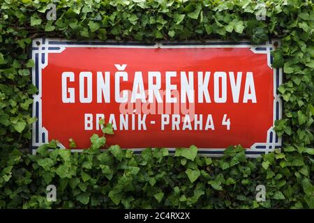 Gončarenkova Straße. Traditionelle rote Straßenschild in Braník Bezirk in Prag, Tschechische Republik. Die Straße ist nach dem sowjetischen Leutnant Ivan Gontscharenko (auch Ivan Gončarenko genannt) benannt, der Kommandant des ersten sowjetischen Panzers T-34 war, der am Morgen des 9. Mai 1945 in Prag eintrat. Der Panzer wurde von den Nazi-Deutschen getroffen und Ivan Goncharenko starb im Alter von 24 Jahren in der Nähe der Manes-Brücke (Mánesův-Brücke), wurde der erste und wahrscheinlich der einzige sowjetische Soldat, der in Prag während der Befreiung der Hauptstadt der Tschechoslowakei während des Zweiten Weltkriegs starb Stockfoto