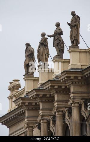 Statuen deutscher Komponisten auf dem Dach des Rudolfinums in Staré Město (Altstadt) in Prag, Tschechische Republik. Der deutsche Komponist Franz Schubert nach Entworfen vom österreichischen Bildhauer Josef Lax (1884), der deutsche Komponist Carl Maria von Weber nach Entworfen vom tschechischen Bildhauer Tomáš Seidan (1884), Von links nach rechts sind der deutsche Komponist Felix Mendelssohn Bartholdy nach dem Entwurf des österreichischen Bildhauers Fritz Meisner (1884) und der deutsche Komponist Robert Schumann nach dem Entwurf des österreichischen Bildhauers Wilhelm Seib (1884) dargestellt. Stockfoto