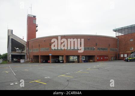 Nordwestlicher Eingang zum Strahov-Stadion (Velký strahovský Stadion), das von den tschechischen funktionalistischen Architekten Ferdinand Balcárek und Karel Kopp (1932-1938) im Prager Stadtteil Strahov entworfen wurde. Stockfoto