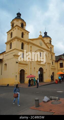 Bogota, Cundinamarca / Kolumbien - 7. April 2016: Blick auf die Kirche unserer Lieben Frau von La Candelaria in der Gegend von La Candelaria in der Innenstadt der Stadt B Stockfoto