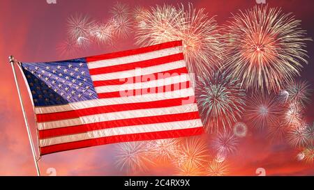 Flagge der Vereinigten Staaten von Amerika, die hoch in den Sonnenuntergang Himmel mit Feuerwerk fliegt. Konzept des Unabhängigkeitstages vom 4. Juli, Memorial Day oder anderer US-Promis Stockfoto