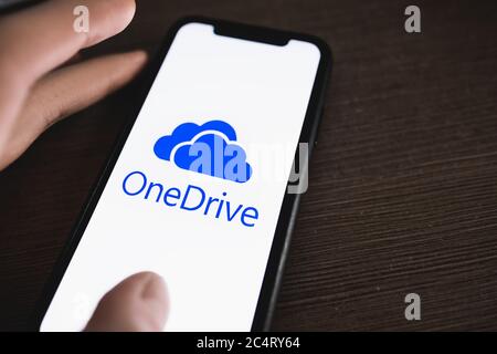 One Drive App für Microsoft-Logo auf dem Smartphone-Bildschirm . Stockfoto