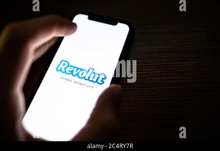 Revolut Money Logo App auf Smartphone-Bildschirm. Stockfoto