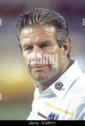 Washington Redskins Offensive Line Coach Joe Bugel am Rande während eines Vorsaison-Spiel gegen die Miami Dolphins im RFK Stadium in Washington, DC am 25. August 1989. Die Redskins gewannen das Spiel 35 - 21.Quelle: Arnold Sachs/CNP weltweit im Einsatz Stockfoto