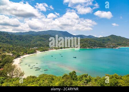 Panoramablick auf den Strand Ao Thong Nai Pan Noi auf der Insel Koh Phangan, Thailand an einem Sommertag Stockfoto
