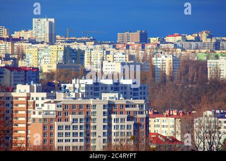 Wohnviertel mit modernen Gebäuden. Buiucani Bezirk Chisinau Stadt in Moldawien Stockfoto