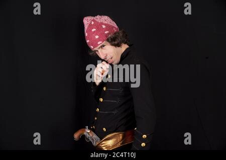 Männchen in einem Piratenkostüm mit einem bösen Look Stockfoto