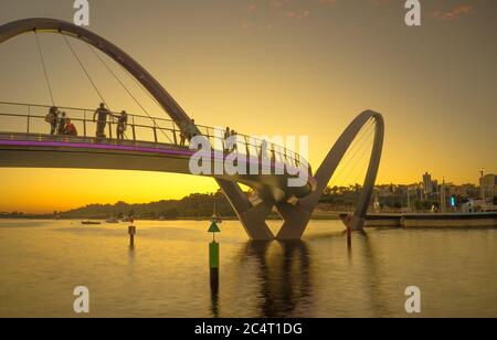 Twilight-Blick entlang der Elizabeth Quay Fußgängerbrücke, Perth, Western Australia, Australien Stockfoto