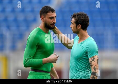 Mailand, Italien. Juni 2020. MAILAND, ITALIEN - 28. Juni 2020: Gianluigi Donnarumma von AC Mailand spricht mit Antonio Mirante von AS Roma am Ende der Serie A Fußballspiel zwischen AC Mailand und AS Roma. (Foto von Nicolò Campo/Sipa USA) Quelle: SIPA USA/Alamy Live News Stockfoto