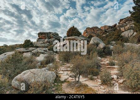 Felsige Berge, die unter dem wolkigen Himmel glänzen Stockfoto