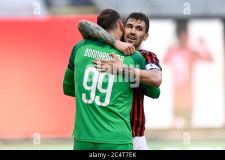 Mailand, Italien. Juni 2020. MAILAND, ITALIEN - 28. Juni 2020: Alessio Romagnoli von AC Mailand feiert mit Gianluigi Donnarumma von AC Mailand den Sieg am Ende der Serie A Fußballspiel zwischen AC Mailand und AS Roma. (Foto von Nicolò Campo/Sipa USA) Quelle: SIPA USA/Alamy Live News Stockfoto