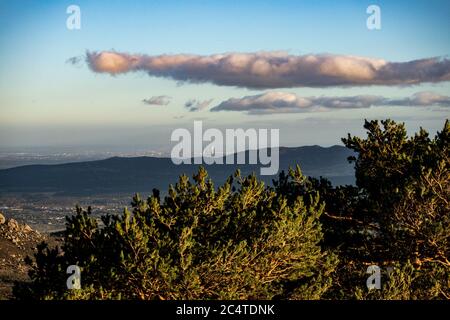 Hohe Berge, die unter dem schönen bewölkten Himmel glänzen Stockfoto
