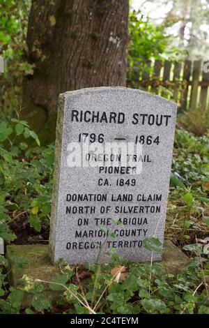 Das Grab von Richard Stout, einem Pionier des Oregon Trail, auf dem Freimaurerfriedhof in Eugene, Oregon, USA. Stockfoto