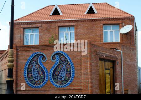 Rotes Ziegelhaus und eine Stadt mit grünen Bäumen gepflanzt Stockfoto