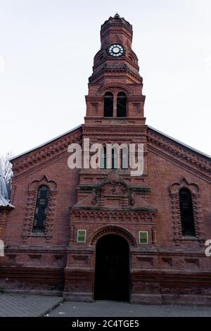 Rotes Ziegelhaus und eine Stadt mit grünen Bäumen gepflanzt Stockfoto