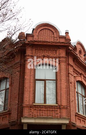 Rotes Ziegelhaus und eine Stadt mit grünen Bäumen gepflanzt Stockfoto