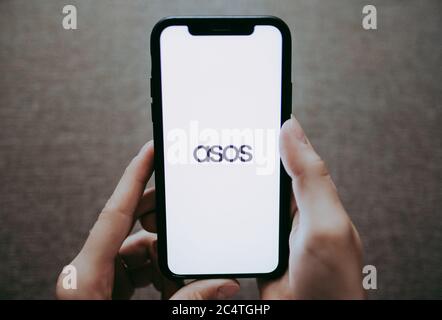 ASOS-Logo auf dem iphone-Bildschirm. Stockfoto