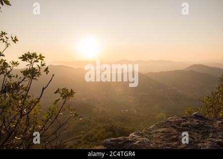 Wunderschöne Landschaft umgeben von hohen Bergen, die unter den Sonnenstrahlen glänzen Von der Petrela Burg Stockfoto