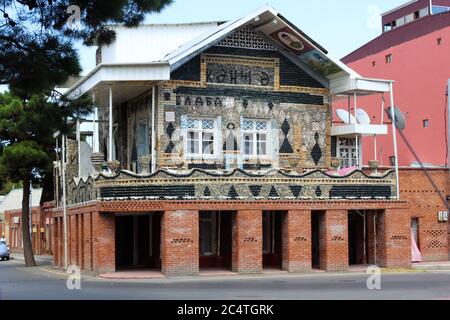 Rotes Ziegelhaus und eine Stadt mit grünen Bäumen gepflanzt Stockfoto