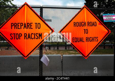 Anti-Rassismus-Botschaften Straßenbau Stil Zeichen hängen am Weißen Haus / Black Lives Matter Plaza, Washington, DC, USA Stockfoto