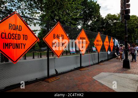 Straßenbauschilder über Polizeibrutalität, Mord und Gleichheit am Lafayette Square / White House / BLM Plaza, Washington, DC, USA Stockfoto