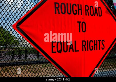 Ein Straßenbauschild lautet „Rough Road to Equal Rights“, auf einem Zaun um Lafayette Square / White House, Washington, DC, USA Stockfoto