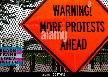 Ein Straßenbauschild mit der Aufschrift „Warnung! Weitere Proteste vor uns hängen am Zaun am Lafayette Square / Weißen Haus, Washington, DC, USA Stockfoto