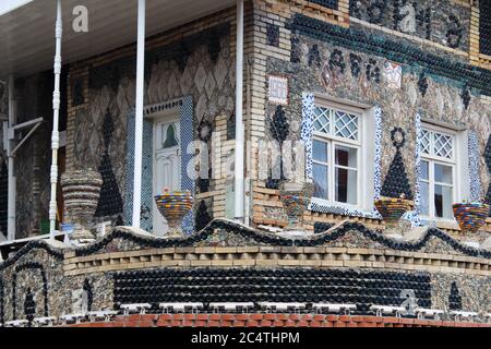 Rotes Ziegelhaus und eine Stadt mit grünen Bäumen gepflanzt Stockfoto