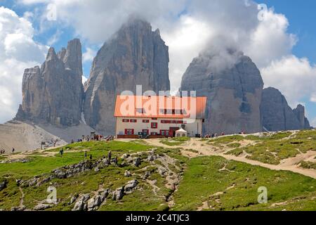 Rifugio Locatelli (Dreizinnenhutte) und die Drei Zinnen von Lavaredo Stockfoto