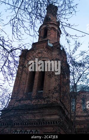 Rotes Ziegelhaus und eine Stadt mit grünen Bäumen gepflanzt Stockfoto