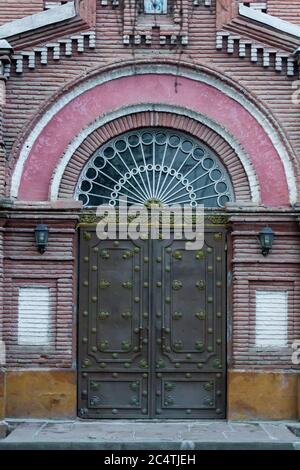 Rotes Ziegelhaus und eine Stadt mit grünen Bäumen gepflanzt Stockfoto