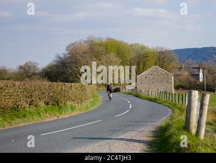 Radfahren, Radfahrer, Landschaft, Landstraße, kein Verkehr, windige Straße, Radfahren auf einer Landstraße, solo, Landstraße Stockfoto