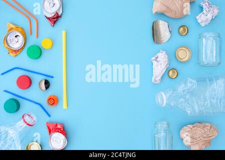 Recycelbarer verschiedener Müll bestehend aus Papier, Glas, Metall, Kunststoff auf blauem Hintergrund. Abfalltrennungskonzept. Flatlay, Kopierplatz. Stockfoto