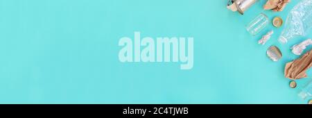 Recycelbarer verschiedener Müll bestehend aus Papier, Glas, Metall, Kunststoff auf blauem Hintergrund. Abfalltrennungskonzept. Flatlay, Kopierplatz. Banner. Stockfoto