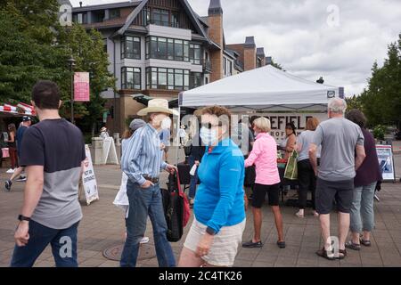 Händler und Einkäufer auf dem Saturday Farmers Market in Lake Oswego, Oregon, am 27. Juni 2020 während der Coronavirus-Pandemie. Stockfoto