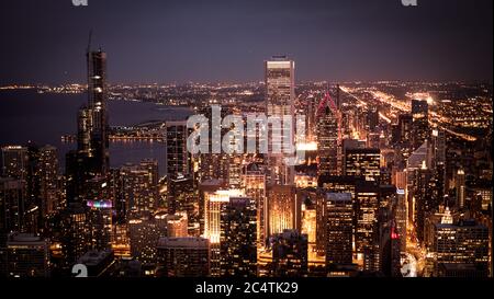 Chicago bei Nacht - fantastische Luftaufnahme über die Wolkenkratzer - CH Stockfoto