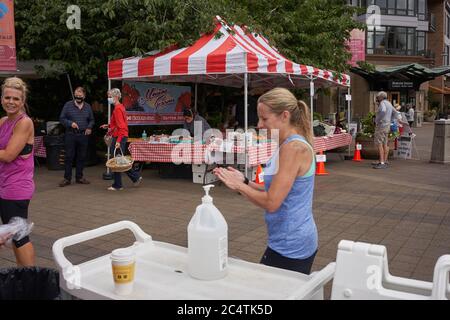 Die Händedesinfektionsstation auf dem Saturday Farmers Market in Lake Oswego, Oregon, die am 27. Juni 2020 während der Coronavirus-Pandemie gesehen wurde. Stockfoto