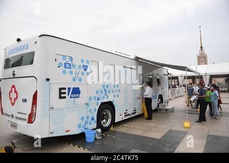 Peking, China. Juni 2020. Ein medizinischer Mitarbeiter nimmt eine Rachenabstrichprobe von einem Mann an einem neu eingefahrene mobilen Testfahrzeug im Bezirk Xicheng in Peking, Hauptstadt von China, 28. Juni 2020. Quelle: Ju Huanzong/Xinhua/Alamy Live News Stockfoto