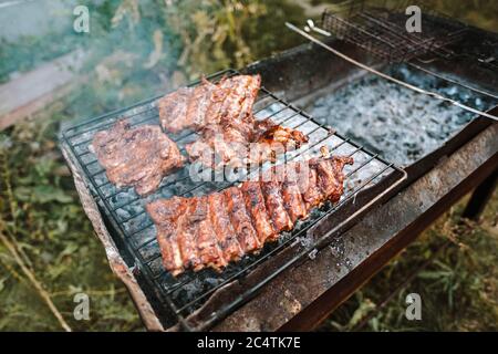 Kochen Schweinefleisch Rippchen auf dem Grill. Stockfoto