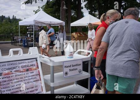 Die Händedesinfektionsstation auf dem Saturday Farmers Market in Lake Oswego, Oregon, die am 27. Juni 2020 während der Coronavirus-Pandemie gesehen wurde. Stockfoto