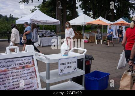 Die Händedesinfektionsstation auf dem Saturday Farmers Market in Lake Oswego, Oregon, die am 27. Juni 2020 während der Coronavirus-Pandemie gesehen wurde. Stockfoto