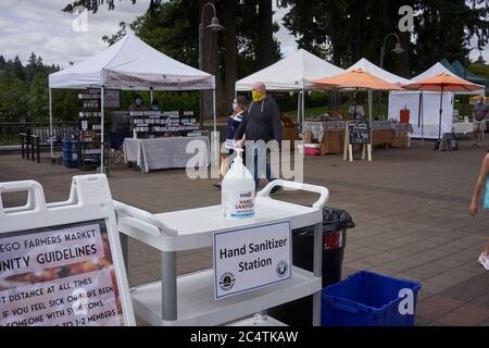 Die Händedesinfektionsstation auf dem Saturday Farmers Market in Lake Oswego, Oregon, die am 27. Juni 2020 während der Coronavirus-Pandemie gesehen wurde. Stockfoto