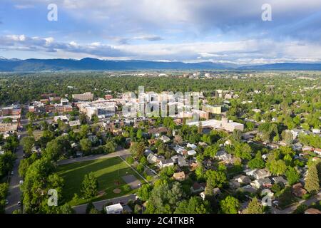 Luftaufnahmen von der malerischen Innenstadt von Bozeman, Montana Stockfoto