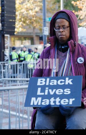 Seattle, USA. November 2015. Eine afroamerikanische Frau protestiert still mit geschlossenen Augen und Black Lives Matter in ihren Händen. Stockfoto