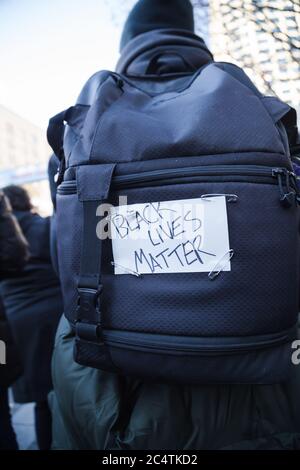 Seattle, USA. November 2015. Ein Mann geht bei der BLM-Rallye mit einem handgeschriebenen Black Lives Matter-Schild an seinem Rucksack. Stockfoto